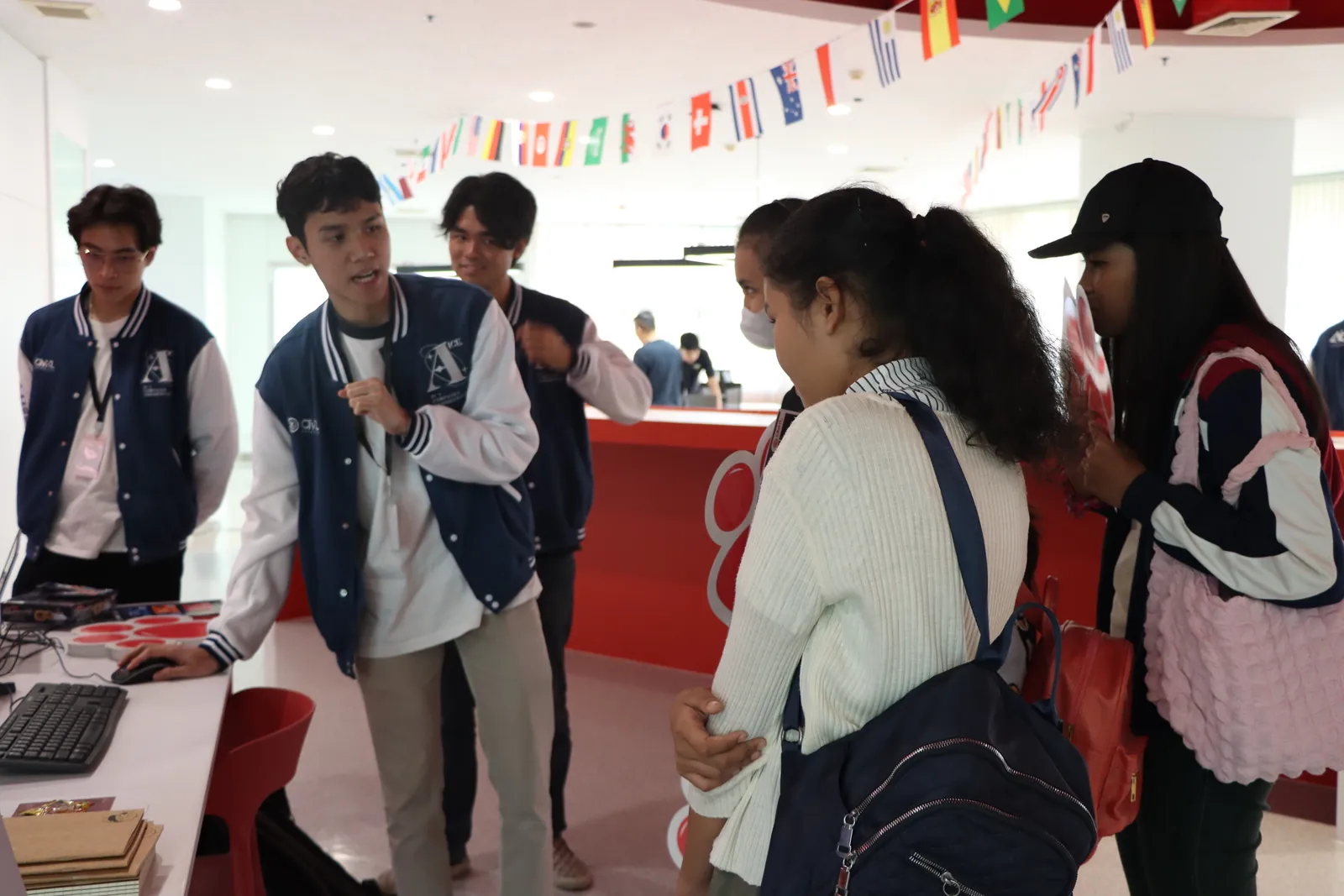 Canarie team members showing the platform to visiting students